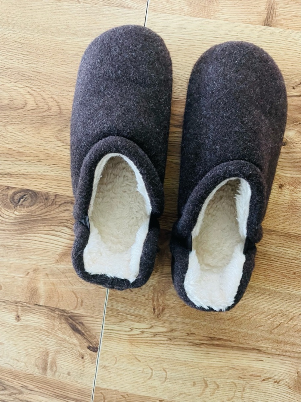 Cozy Men’s Brown Fleece-Lined Slippers